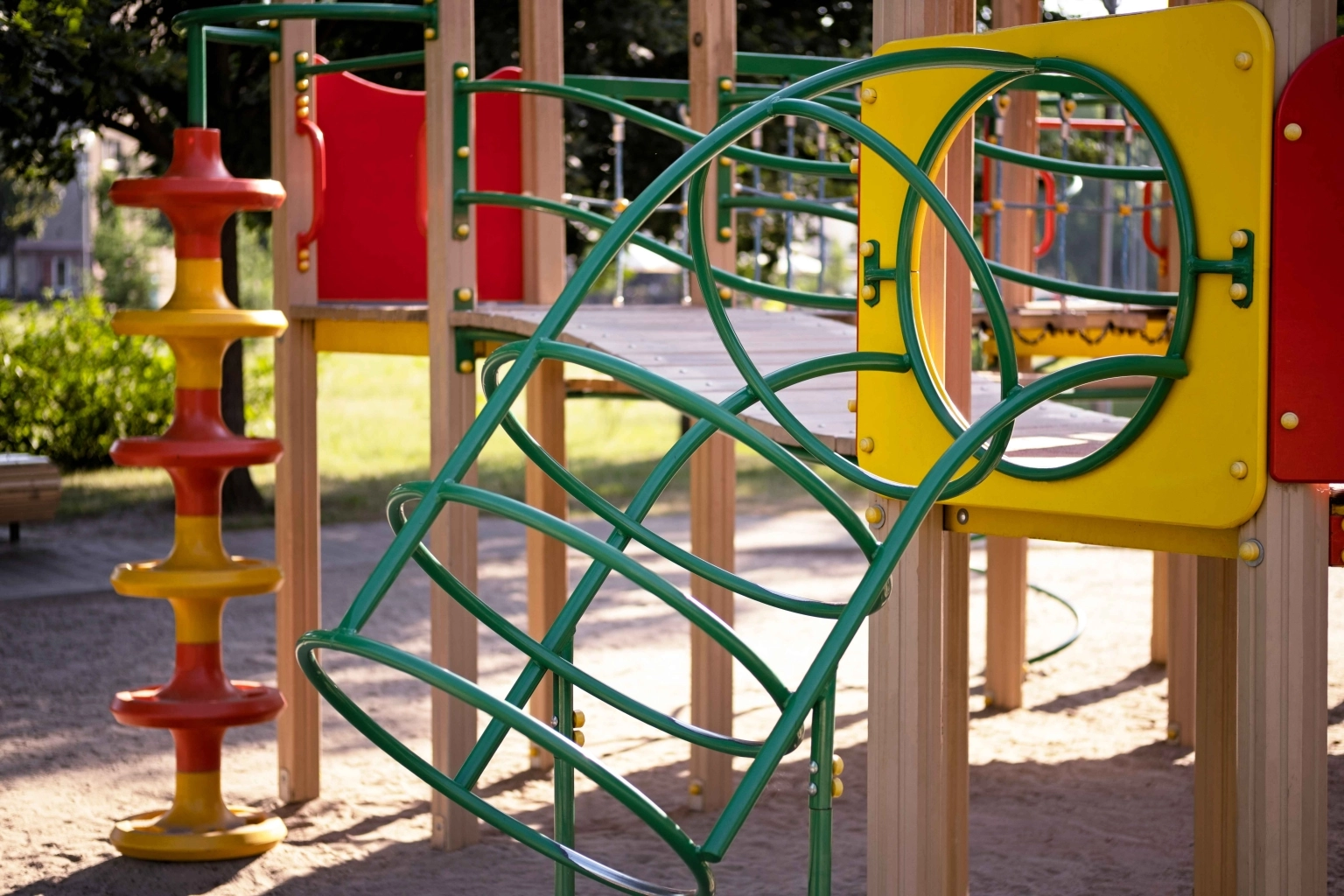 bezopasnost-konstrukczii-oborudovaniya outdoors-colorful-children-playground-background (1)_11zon.jpg
