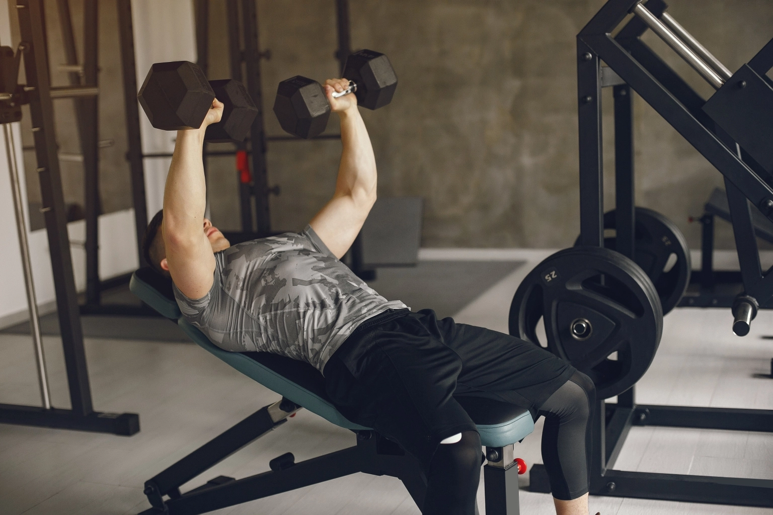 handsome-man-is-engaged-gym.jpg handsome-man-is-engaged-gym.jpg