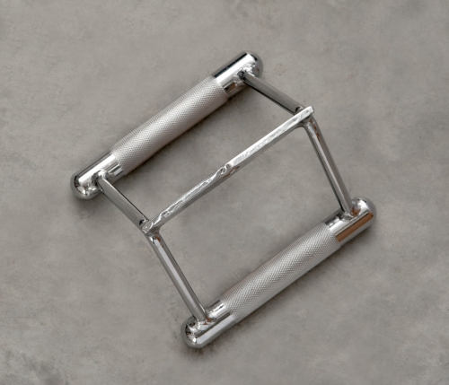 Параллельная рукоятка для тяги к животу в местах хвата имеет противоскользящее рифление. Покрыта зеркальным хромом. Высокое качество Параллельная рукоятка для тяги к животу (узкий параллельных хват)