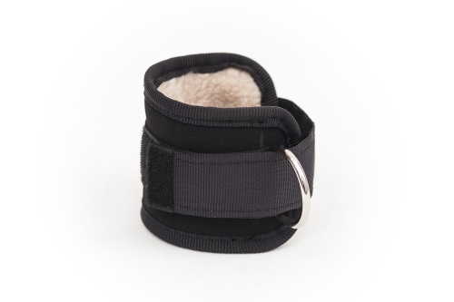 Ремень для тренировки мышц бедра и ягодиц фиксируется на голени при помощи липучки. Внутренняя подкладка из искусственного меха не натирает ногу во время выполнения упражнений. Производство – STECTER (Россия) Манжет на ногу STECTER для тренировки бедра и голени