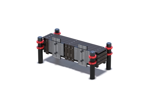 Горизонтальная гимнастическая скамья, к которой прикреплены две раздвижные антивандальные измеритель